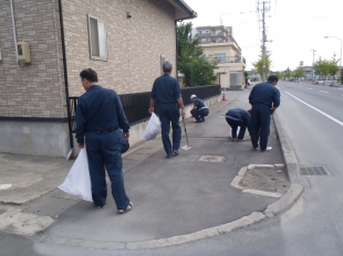 画像：会社周辺清掃作業を行いました。1