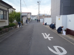 画像：会社周辺清掃作業を行いました。2