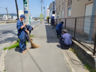 画像：本社周辺清掃活動1